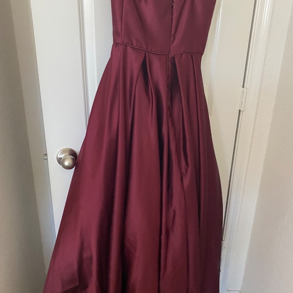 Sleeveless burgundy gown - Picture 2 of 3
